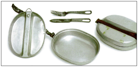 Kit de cocção para quando os soldados conseguiam acesso a um fogareiro e era possível ao menos esquentar a comida. A panela possui um cabo dobrável, que age também para selar o conjunto. A tampa serve ainda de marmita, com uma divisão simples no meio, separando os itens do cardápio.