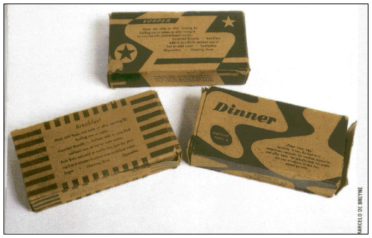 A famosa ração K do exército norte-americano, em três versões: café da manhã, ceia, e jantar - a primeira refeição mostrando o verso da embalagem, com uma breve descrição do seu conteúdo.