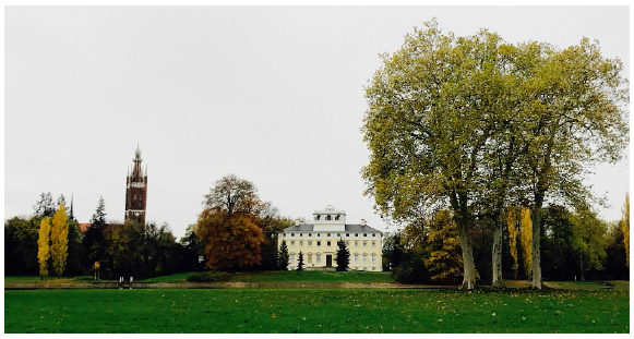 Jardim Wörlitz, em Dessau (Alemanha). No centro se encontra a residência do príncipe Leopold Friedrich Franz von Anhalt. À esquerda, a igreja desenhada em estilo gótico.