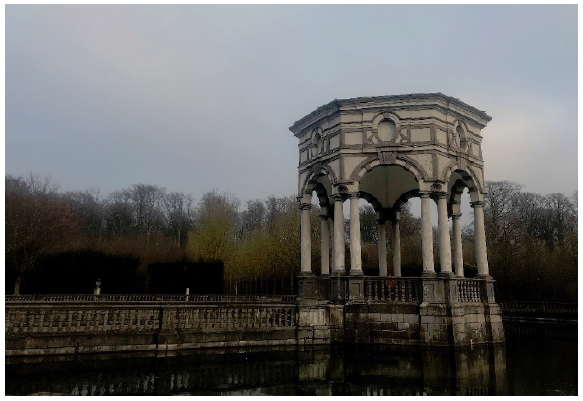 Vista do pavilhão do jardim de Enghien, Bélgica.