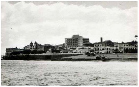 Vista de Penedo/AL, a partir do Rio São Francisco, na qual se pode ver o Hotel São Francisco, único prédio alto na paisagem.
