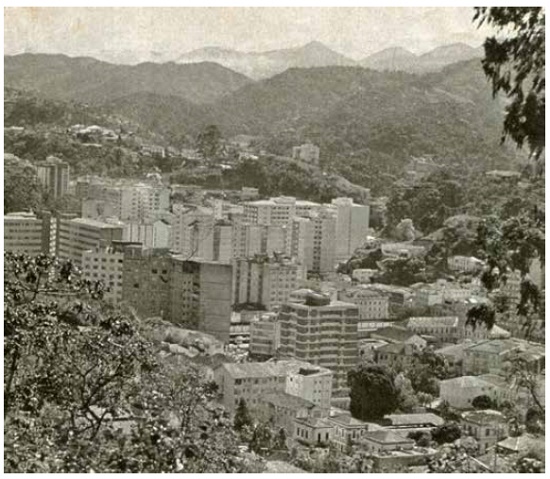 Fotografia da Revista Isto É, de 1º de outubro de 1986, cujo título é “Petrópolis vista do Morro do Caxambu: devastação imobiliária”.