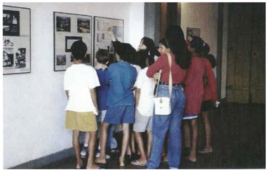 Exposição organizada em 1994, no Fórum da de Tiradentes/MG, para entrega à população do trabalho. Fundamentos e Propostas de Critérios e Normas de Intervenção - Projeto Piloto: Sítio Histórico de Tiradentes.