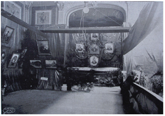Imagem da exposição de Valério Vieira no Salão Progredior. São Paulo, 1905. Reproduzido da revista Santa Cruz, v. VI, n. 4, 1906. Selo de TH. Wendt São Paulo. Primeira exposição individual de um fotógrafo que se tem notícia no Brasil.