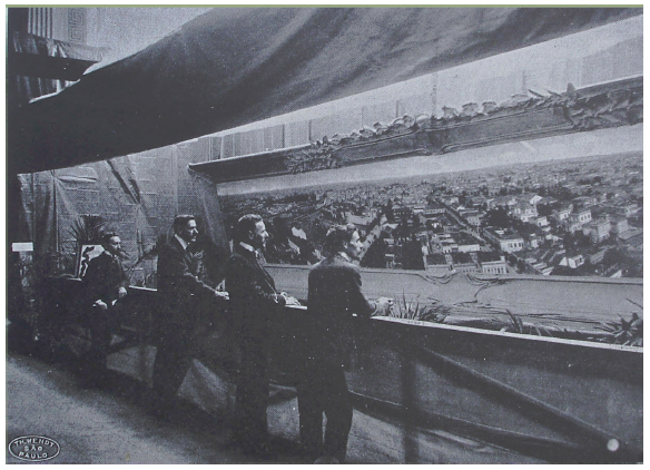 Imagem da exposição de Valério Vieira no Salão Progredior. São Paulo, 1905. Reproduzido da revista Santa Cruz, v. VI, n. 4, 1906. Selo de TH. Wendt São Paulo.