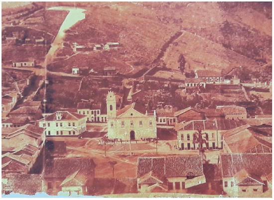 Praça central de São Luiz do Paraitinga em 1882.