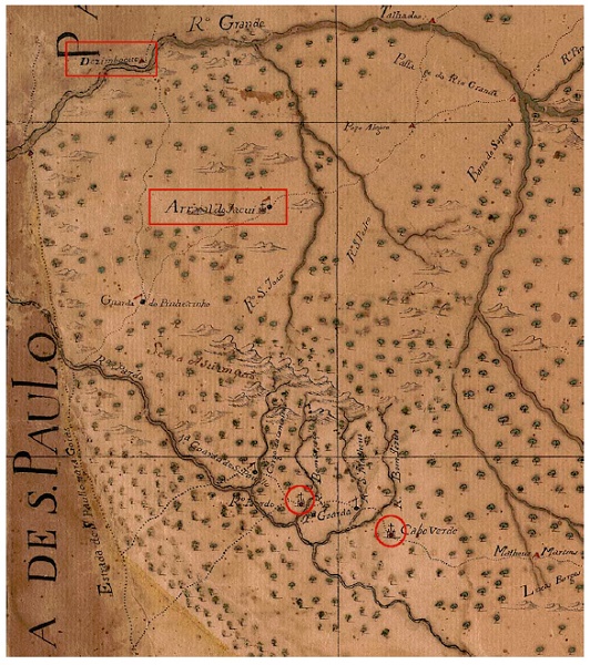 Recorte do “Mappa da Comarca do Rio das Mortes, pertencente a Capitania das Minas Gerais” (1777) de autoria de José Joaquim da Rocha. Em vermelho estão destacados: o sítio/fazenda do Desemboque, na passagem do Rio Grande; o arraial de Jacuí, com um destacamento de soldados; a freguesia do rio Pardo e a freguesia de Cabo Verde. Nos caminhos da freguesia do rio Pardo estão representados dois destacamentos de soldados, indicando a localização do primeiro registro e sua transferência para o Ribeirão São Mateus. A legenda do mapa indica, além dos destacamentos de soldados, sítios ou fazendas (triângulo vermelho) e as “paróchias” (símbolo da capela com uma cruz).