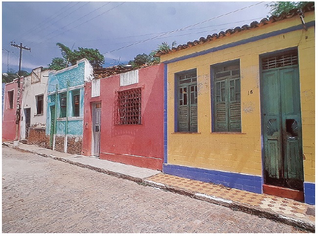 Cidade de Cachoeira, na Bahia, na década de 1990, onde se verificava cores vivas nas alvenarias e nos ornatos das fachadas. Fonte: Lenclos e Lenclos, 2004, p. 115.