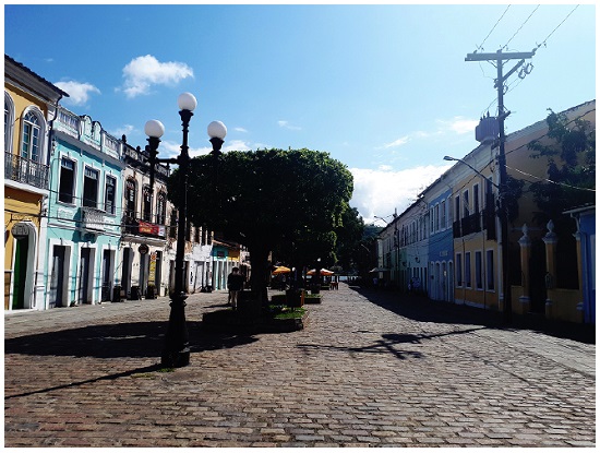 A cidade de Cachoeira em setembro de 2019, onde se verifica que as fachadas apresentam tons pastéis e as esquadrias e ornatos são predominantemente brancos.