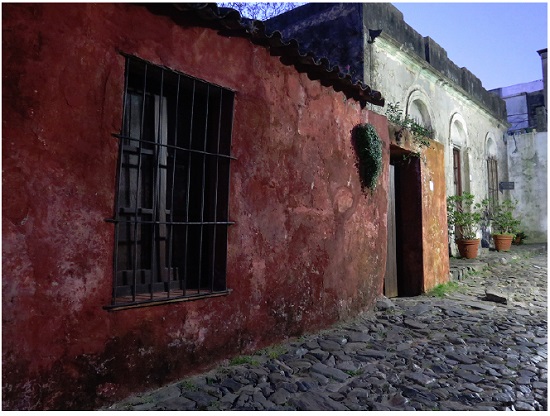 Edificação em Colônia do Sacramento, Uruguai, onde funciona um restaurante, fotografia de 2019.