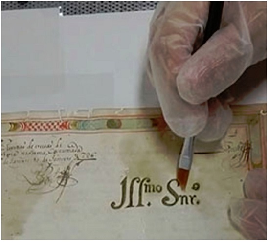 Aplicação de solução de água pH 7 e álcool sobre mesa de sucção.