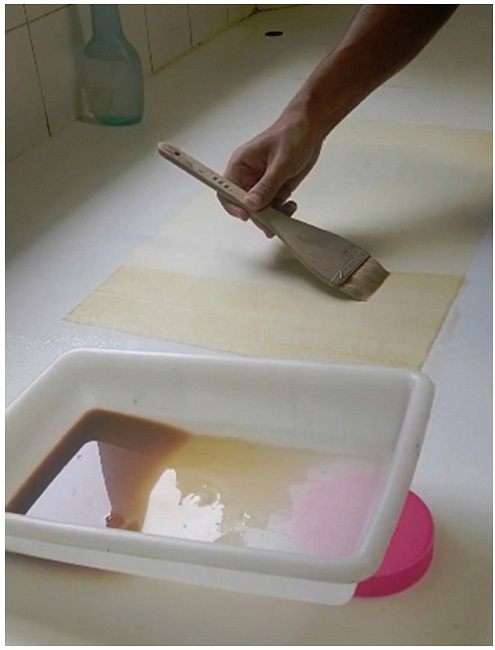 Tingimento do papel japonês.