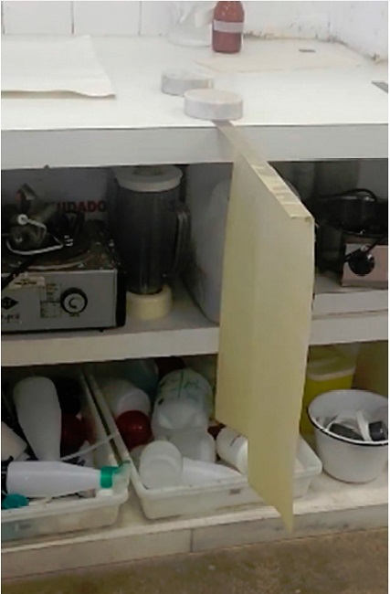 Secagem do papel japonês após tingimento.