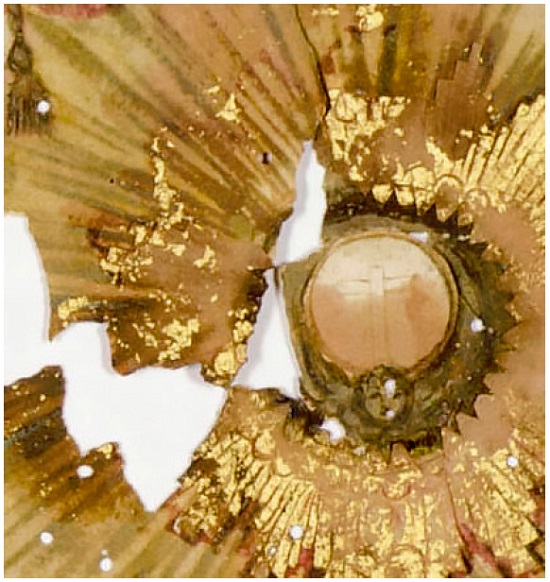 Perdas de suporte e da aplicação metálica em ouro, no ostensório do frontispício (detalhe), 2018. Foto: Cláudio Nadalin.