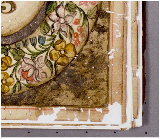 Perdas de suporte, perda e oxidação de aplicação de folha de prata e mancha de manuseio (detalhe), 2018. Foto: Cláudio Nadalin.