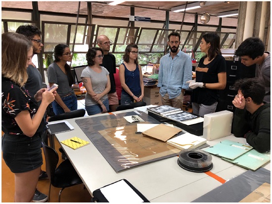 Apresentação de desenhos e outros materiais profissionais de arquitetos e formas de tratamento e consulta de coleções dessa natureza aos alunos da disciplina AUH 539, na Seção Técnica de Materiais Iconográficos da Biblioteca da FAU-USP, 2019. Foto: José Lira.