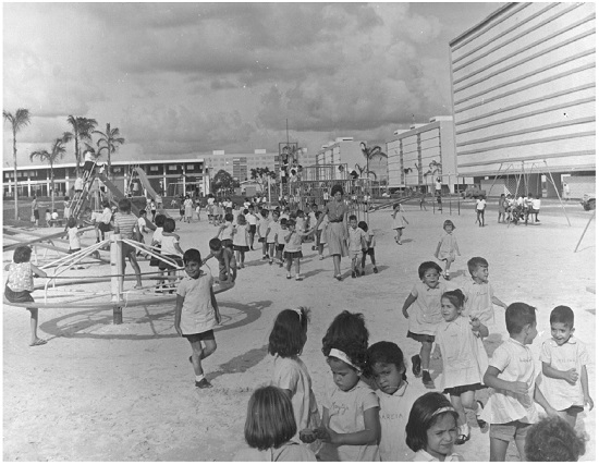 Atividades escolares no parque recreativo infantil em superquadra de Brasília (sem data). Fonte: Arquivo Público do Distrito Federal. Foto: autoria desconhecida.