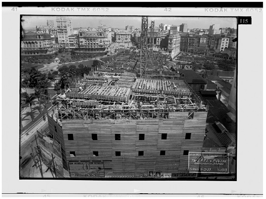 Imagem do canteiro de obras do edifício Alexandre Mackenzie, atual Shopping Light, São Paulo (1927-1928). Fonte: Acervo Ramos de Azevedo, Seção Técnica de Materiais Iconográficos da Biblioteca da FAU-USP.