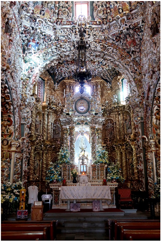 La Virgen Santa María Tonantzintla en el ciprés y la estética barroca mestiza.