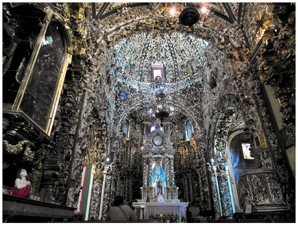 El paraíso terrenal: ángeles, niños, mascarados, frutas, flores etc. que evoca Tonantzin, por la Virgen.