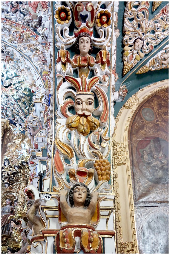 Detalle del arco crucero: mascarón con plumas, vomitando frutos, sustentado por un ángel de rasgos indígenas.