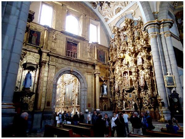 Entrada a la Capilla del Rosario, desde el interior del convento de Santo Domingo de Puebla.