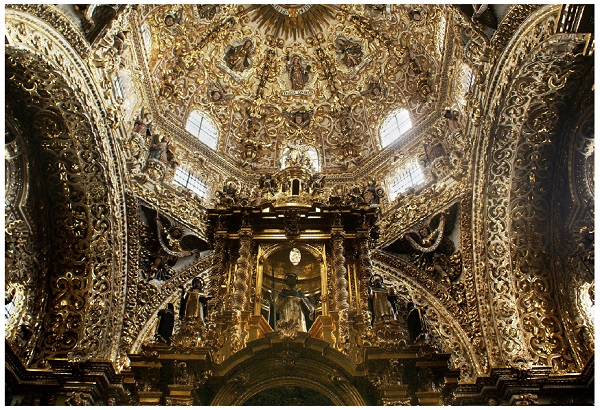 Luminosidad espléndida producida por la apretura de las ventanas de la cúpula hacia Santo Domingo de Guzmán (entronado sobre la Virgen) y todos los fieles. En nichos, entre las ventanas, hay dieciséis imágenes de santas vírgenes, mártires y monjas virtuosas que custodian a María.