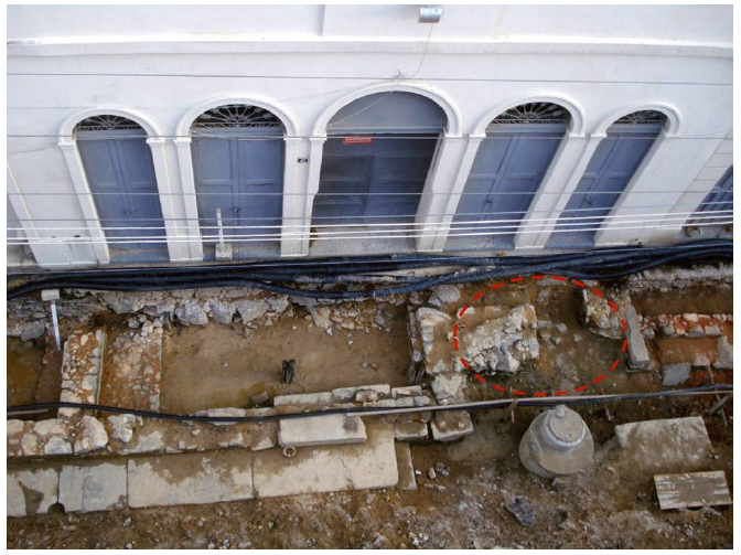 A &aacute;rea de transi&ccedil;&atilde;o entre os trapiches, com bloco retangular de alvenaria robusta, uma poss&iacute;vel base de apoio para o equipamento destinado a i&ccedil;ar cargas. Foto: Studio Soma.