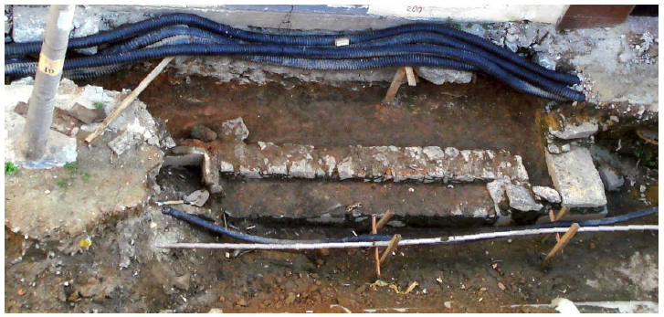 Os alicerces de alvenaria de pedra do trapiche 2, em frente ao atual n&ordm; 38 da Rua Coelho e Castro. &Agrave; direita, elemento de for&ccedil;a engastado na parede, provavelmente para maquin&aacute;rio destinado a i&ccedil;ar cargas. Foto: Studio Soma.