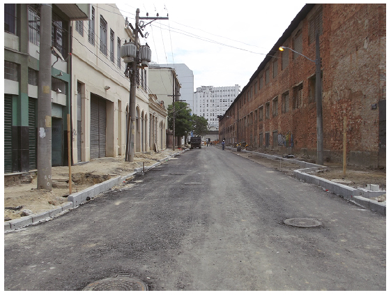 Findas as interven&ccedil;&otilde;es, a Rua Coelho e Castro novamente asfaltada. &Agrave; direita, o grandioso Armaz&eacute;m n&ordm; 5. Foto: Andrea Jundi.