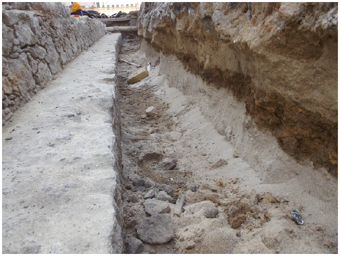 Comprovadamente, o Trapiche da Pedra do Sal foi constru&iacute;do sobre a areia branca da antiga Prainha, como mostra o respaldo (ambos no mesmo n&iacute;vel). Foto: Andrea Jundi.