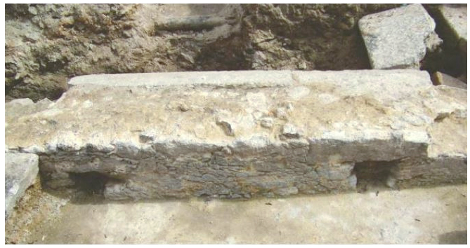 Nicho para engaste de pe&ccedil;a para eleva&ccedil;&atilde;o de cargas at&eacute; a altura da soleira da porta. Foto: Andrea Jundi.