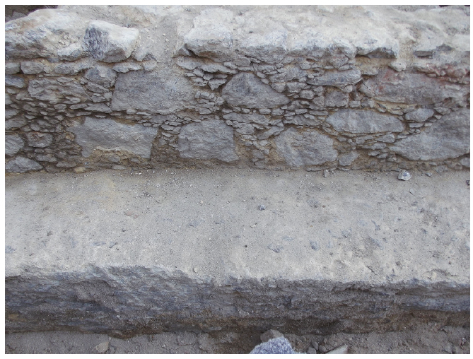 Refor&ccedil;o da alvenaria dos pilares com uma linha de pedras para nivelamento e conten&ccedil;&atilde;o de esfor&ccedil;os transversais dos maci&ccedil;os mur&aacute;rios, devido &agrave; grande dimens&atilde;o desta edifica&ccedil;&atilde;o. Foto: Andrea Jundi.