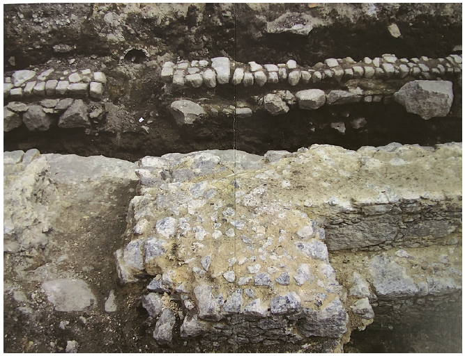 Plinto de alvenaria cicl&oacute;pica, com fun&ccedil;&atilde;o de base para equipamento de i&ccedil;amento de cargas. Foto: Andrea Jundi.