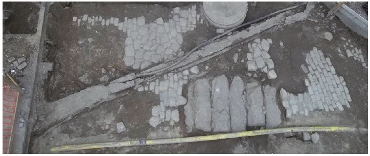 Os diferentes cal&ccedil;amentos do Beco da Pedra do Sal: a sequ&ecirc;ncia inferior de longas pedras retangulares, mais antiga; o trecho de paralelos, &agrave; direita; e, &agrave; esquerda, o que foi designado como piso misto, com paralelos e pedras arredondadas. Foto: Andrea Jundi.