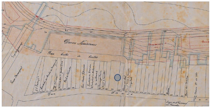 Trecho do mapa de autoria do engenheiro Andr&eacute; Gustavo Paulo de Frontin, feito para a Companhia Docas do Rio de Janeiro/Empresa Industrial de Melhoramentos no Brazil, em 1900. Nele, v&ecirc;-se os edif&iacute;cios dos antigos trapiches entre a Pra&ccedil;a Municipal, onde ficava o antigo Cais do Valongo, e o Beco do Sal, bloqueados pelas Docas Nacionais, al&eacute;m da Rua Coelho e Castro j&aacute; existente. O c&iacute;rculo assinala os lotes n&ordm; 68 e 70, ocupados na segunda metade do s&eacute;culo XIX pelo Trapiche da Pedra do Sal, ao lado do Beco do Sal. Observa-se que, em 1900, n&atilde;o foram assinalados seus propriet&aacute;rios. Fonte: Arquivo Nacional, Rio de Janeiro (BR RJANRIO 4Q.O.MAP. 21. FRONTIN, A).