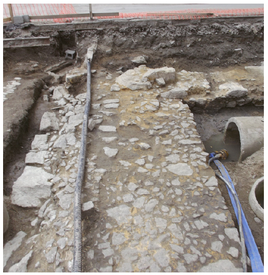 &Agrave; direita, o alicerce do lote n&ordm; 68, bem preservado. &Agrave; esquerda, remanescentes da funda&ccedil;&atilde;o feita para a amplia&ccedil;&atilde;o do edif&iacute;cio do Trapiche da Pedra do Sal, que avan&ccedil;ou sobre o Beco do Sal. Foto: Andrea Jundi.