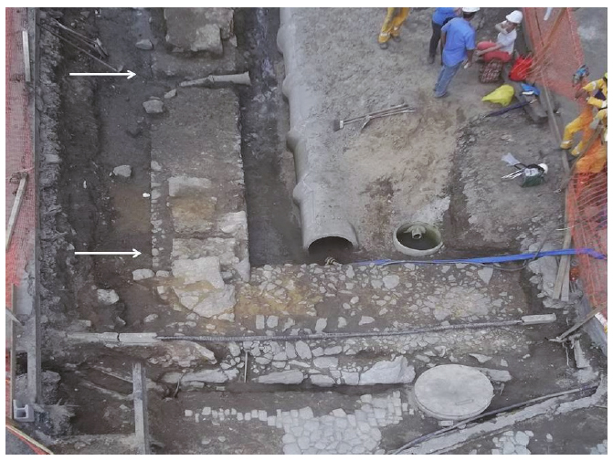 Delimita&ccedil;&atilde;o do v&atilde;o de 4,0 m de extens&atilde;o para entrada de cargas de grandes dimens&otilde;es. Foto: Andrea Jundi.