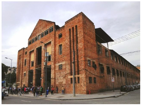 O monumental Edif&iacute;cio das Docas D. Pedro II, em sua fei&ccedil;&atilde;o atual. Fonte: Blog Por amor &agrave;s cidades.