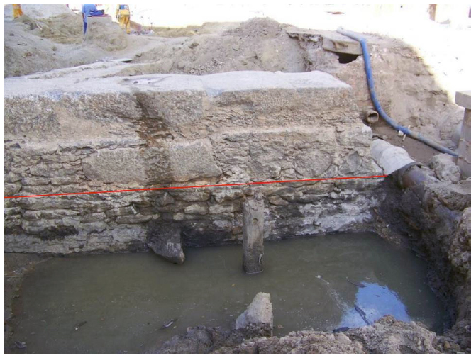 O p&iacute;er de alvenaria de pedra exposto com as escava&ccedil;&otilde;es (lateral voltada para a Avenida Bar&atilde;o de Tef&eacute;). No n&iacute;vel inferior, observa-se a primeira etapa, bem como o esteio de madeira que provavelmente sustentava um tabuado &agrave; &eacute;poca. Foto: Silvia Puccioni.