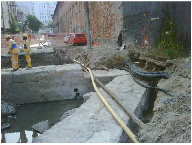 O p&iacute;er 2, obl&iacute;quo em rela&ccedil;&atilde;o ao cais e mais recente do que o p&iacute;er 1, que se encontra logo atr&aacute;s. &Agrave; direita, o monumental Edif&iacute;cio das Docas D. Pedro II, que bloqueou o acesso dos trapiches ao mar. Foto: Andrea Jundi.