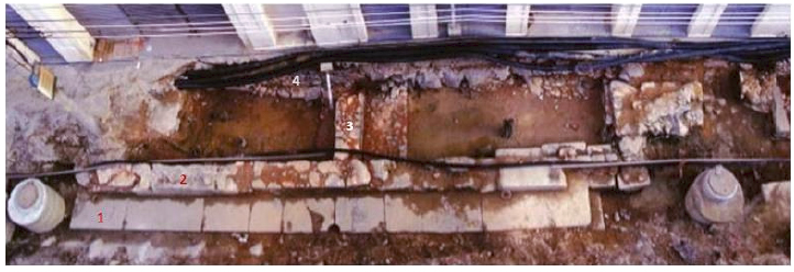 O cais exposto pelas escava&ccedil;&otilde;es: 1) cantaria de atraca&ccedil;&atilde;o; 2) estrutura de apoio; 3) muretas transversais; 4) funda&ccedil;&otilde;es dos edif&iacute;cios do trapiche, parcialmente expostas. Foto: Studio Soma.