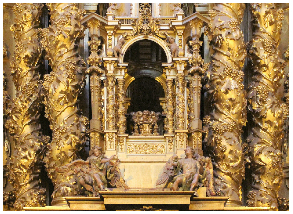 Detalhe do mesmo retábulo, onde é possível identificar delgadas estípites (ornamento em forma de estaca - tronco de pirâmide invertido) nas laterais do nicho.