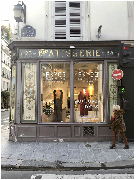 Duas imagens representativas da gentrificação comercial do Marais, com antigos comércios locais (uma padaria e uma livraria) transformados em lojas de vestuário.