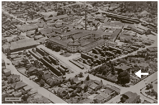 Foto a&eacute;rea da ind&uacute;stria M&oacute;veis Cimo, localizada em Rio Negrinho. A seta aponta o Casar&atilde;o Zipperer, localizado no centro do lote ajardinado e a ind&uacute;stria aos fundos.