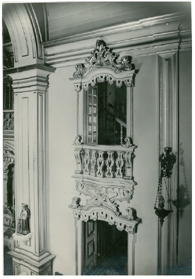 Tribuna em talha na nave da Igreja da Ordem Terceira do Carmo de São Paulo (fotografia de novembro de 1937 de G. Graeser).