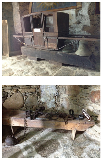 Cadeira de arruar e instrumentos utilizados para castigos, expostos na antiga senzala doméstica, novembro de 2016.