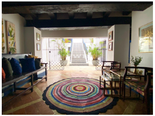 Antiga senzala doméstica localizada abaixo do andar térreo da Casa Sede da Fazenda Independência, adaptada para recepção do hotel instalado na propriedade na década de 1980. Atualmente a Fazenda encontra-se à venda. Fotografia.