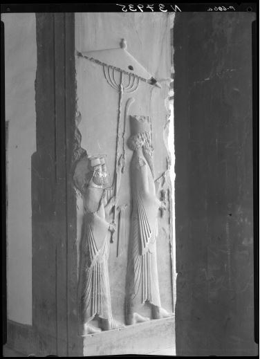 “Harem of Xerxes, King, and Two Attendants on Northern Doorway of Main Hall. B. East Jamb”. Schmid (1953, pl. 194B).