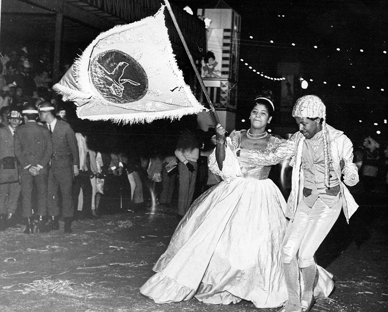  - Desfile de escola de samba no Vale do Anhangaba, 1968.
